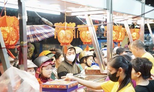 Braving the rain for Ho Chi Minh City's 40-year-old mooncakes