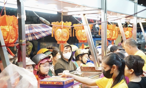 Braving the rain for Ho Chi Minh City's 40-year-old mooncakes