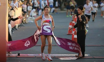 Pham Huynh Yen Thu triumphs in Hoi An half marathon