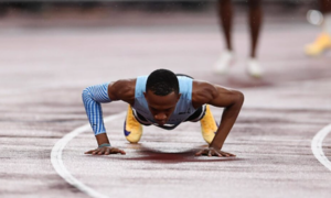 Botswana athlete does push-ups to celebrate world championship win
