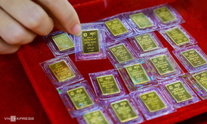 Robber throws 45 taels of gold onto the street while being chased