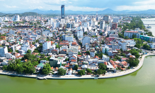 Hue's new riverside walkway opens along Nhu Y river