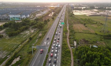 Traffic authorities propose lane restrictions for trucks and buses on 8 expressway sections
