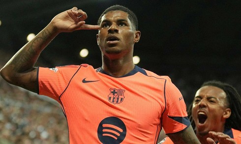 English fans celebrate Rashford's resurgence