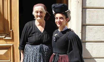 Tourists flock to Scanno to photograph 94-year-old woman in traditional dress