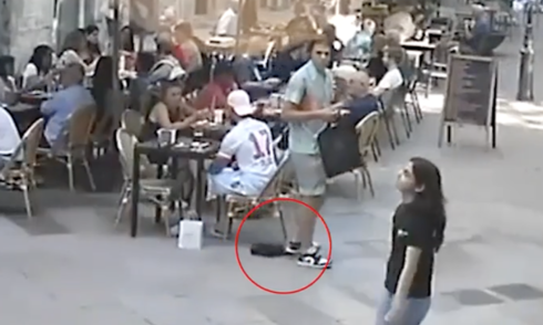 Thief uses foot to steal tourist's bag