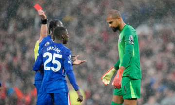 Chelsea goalkeeper apologizes for early red card