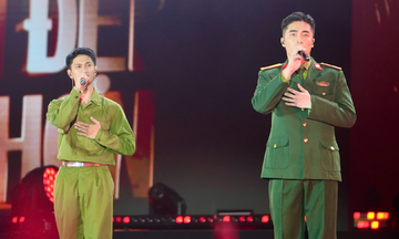 Nguyen Hung and Vu perform for 22,000 fans