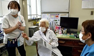 100-year-old doctor still practicing in Japan