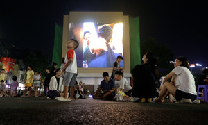 Dong Kinh Nghia Thuc square attracts visitors after renovation