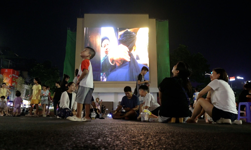 Dong Kinh Nghia Thuc square attracts visitors after renovation
