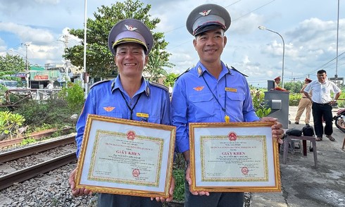 Railway workers honored for rescuing man from oncoming train