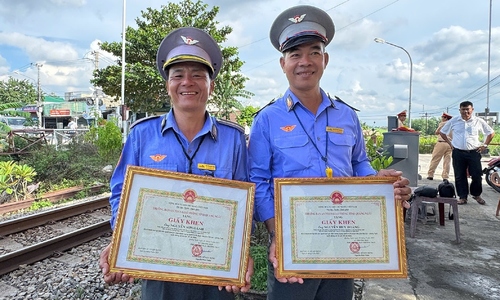 Railway workers honored for rescuing man from oncoming train