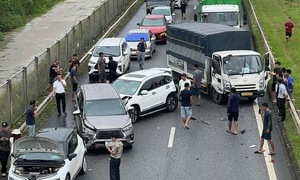 Four-vehicle collision on Hanoi - Thai Nguyen expressway