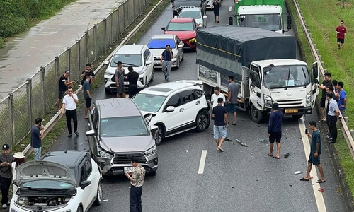 Four-vehicle collision on Hanoi - Thai Nguyen expressway