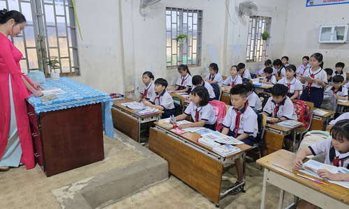 Overcrowded school forces students to use damaged desks and chairs