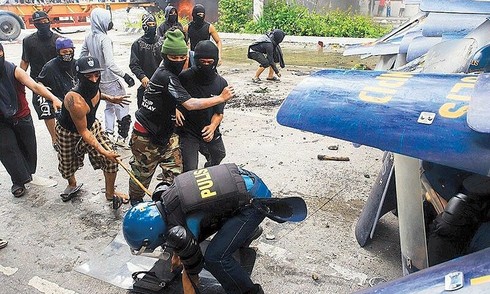 Protesters clash with police in Manila