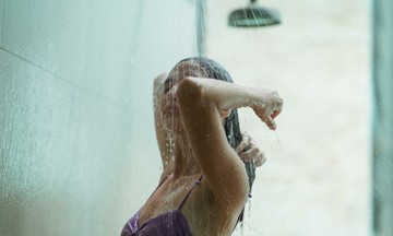 Is it better to shower in the morning or at night?
