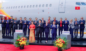 Vietjet receives first Boeing 737-8 in $32 billion deal