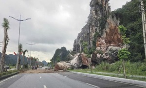 Large rocks fall onto Ha Long - Cam Pha coastal road