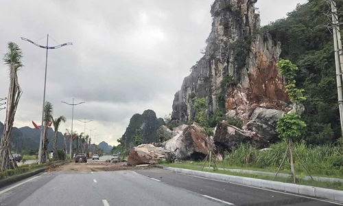 Large rocks fall onto Ha Long - Cam Pha coastal road