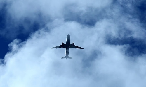 Teenager survives an hour clinging to plane's landing gear