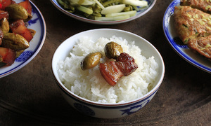Rice rinsing: cleanliness versus nutrients