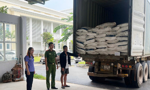 Smuggler caught transporting 40 tons of sugar from Cambodia to Ho Chi Minh City