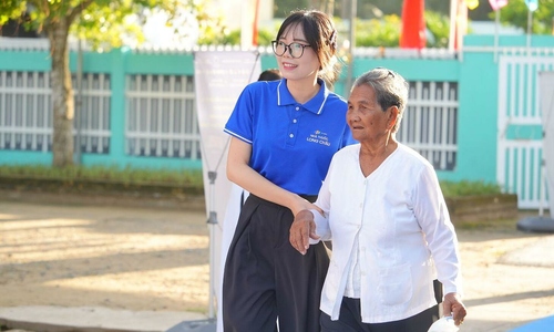 Long Chau provides free health checkups in Vinh Long