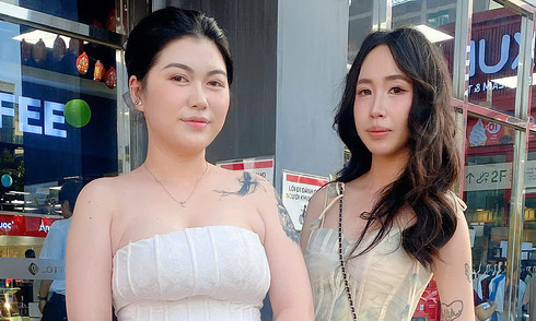 Vietnamese fans don wedding dresses to meet Greg Hsu