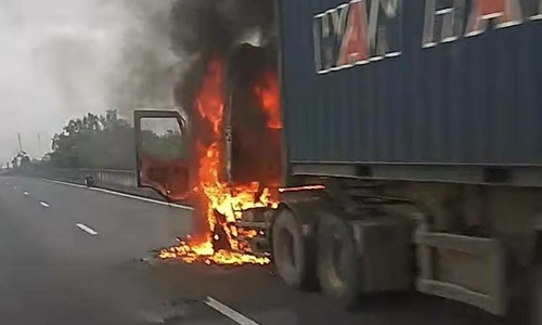 Tractor-trailer catches fire on Trung Luong expressway