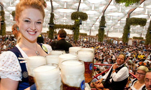 Women carry 30 kg of beer at Oktoberfest