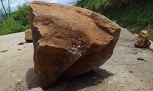 Falling rocks threaten popular tourist destination in Quang Ngai