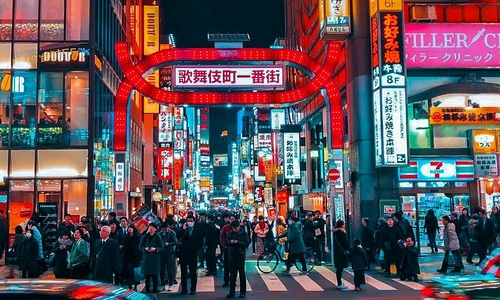 Chinese tourists flock to Japan for luxury shopping sprees