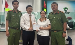 Woman returns 25 million VND after accidental transfer
