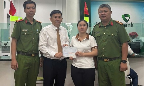 Woman returns 25 million VND after accidental transfer