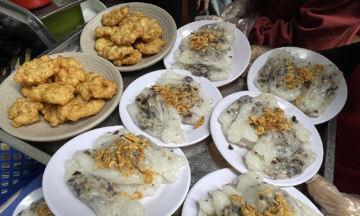 Free beer and fried squid entice tourists to Quang Ninh