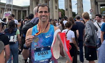 American runner finishes Berlin marathon thanks to spectator's shoe