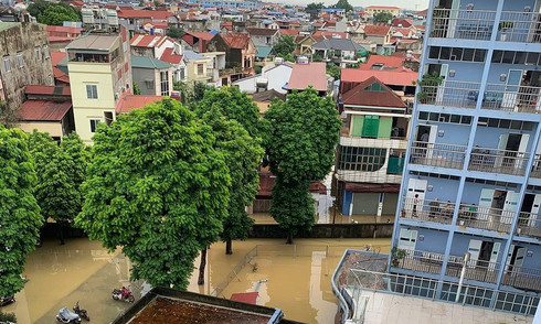 Floods isolate hospitals, patients endure awaiting rescue