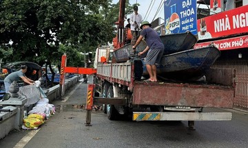 Chua Huong tourist boats mobilized for flood rescue in affected areas