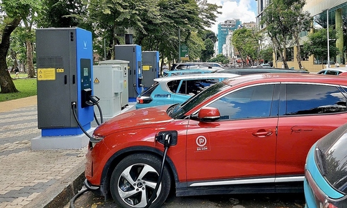 Ho Chi Minh City allows Vingroup to install electric charging stations at paid street parking spots