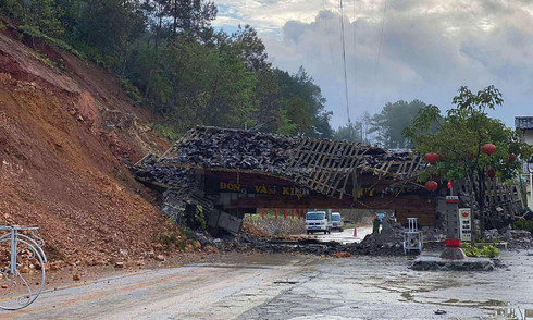 Dong Van welcome gate collapses due to landslide