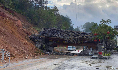 Dong Van welcome gate collapses due to landslide