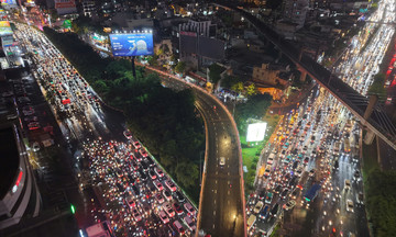 Traffic jams for many kilometers in flooded Ho Chi Minh City
