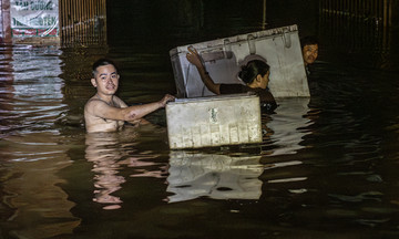 Thai Nguyen residents receive emergency relief at night