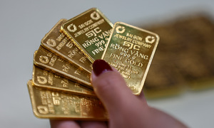 Gold bar price drops by nearly one million dong