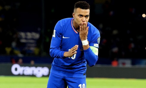 Mbappe uses trick to disrupt opponent in World Cup qualifiers