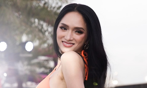Huong Giang performs in swimsuit with Miss Universe contestants