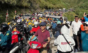 Traffic jams, sold-out accommodations in Ha Giang as tourists flock to the region for the weekend