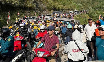 Traffic jams, sold-out accommodations in Ha Giang as tourists flock to the region for the weekend